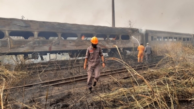 Incêncio destrói vagões de passageiros abandonados em Bauru