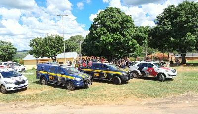 PM e PRF distribuem brinquedos à crianças em Marília 