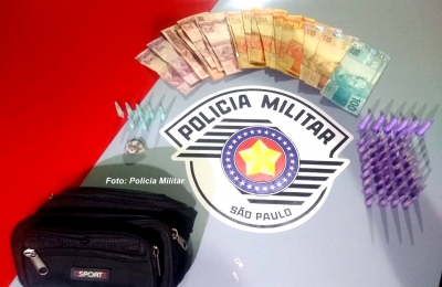 Homem procurado pela justiça é preso com drogas pela PM