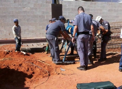 Operário que caiu em poço de 14m é resgatado