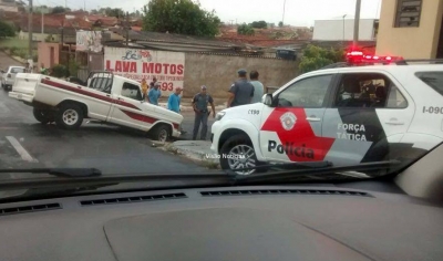 Caminhonete fica presa em buraco na zona norte