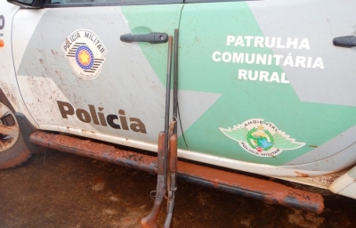 Polícia apreende armas após fuga de motoqueiros