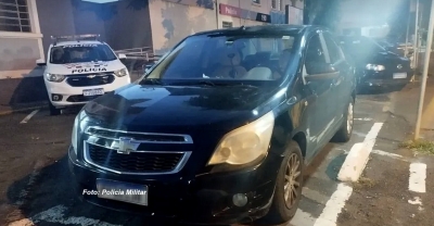 Casal de namorados assalta dois motoristas de aplicativo