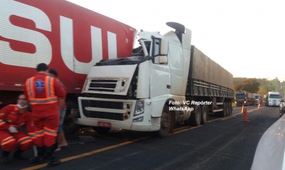 Carretas batem na BR-153 e complicam trânsito