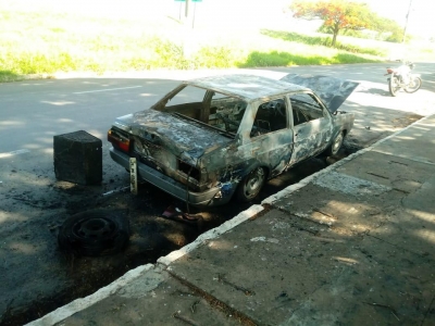 Amigos se mobilizam para ajudar rapaz que teve carro queimado 