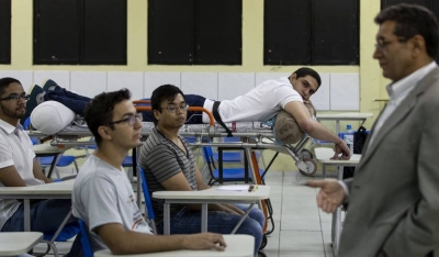 Estudante de Medicina que assistia à aula em maca faz reabilitação