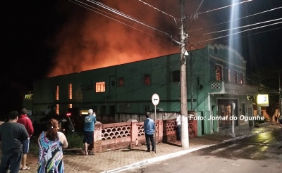 Incêndio destrói prédio de Prefeitura, na região
