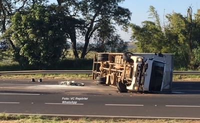 Motociclista morre ao bater em caminhão
