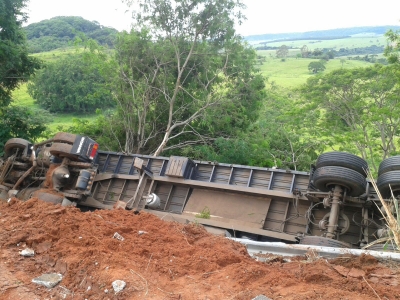 Carreta tomba em barranco na SP-333