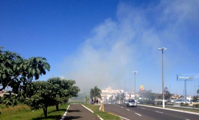 Incêndio em vegetação assusta pessoas na zona norte