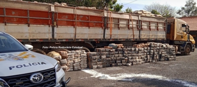 Caminhoneiro é preso com carregamento de maconha e skank