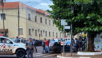 Vítima salta de veículo roubado e dupla é presa em flagrante pela PM