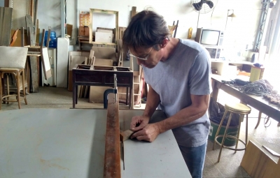 A arte da restauração resgata a memória respeitando a história os móveis antigos