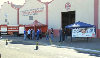 Bombeiros de Marília e PM realizam drive thru solidário em Pompeia