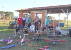 Grupo de Aeromodelismo faz      doação de fraldas geriatrica