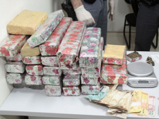 Abandonou mulher e droga      ao ver a polícia