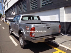 Assaltantes roubam caminhonete, mas ficam sem combustível. Foram presos