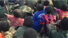 Crianças-soldado trocam armas por livros 