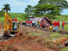 Cetesb apura vazamento                  de diesel em descarrilamento de locomotiva