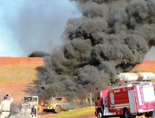 Dois caminhões-tanque explodem           . Duas pessoas sofrem ferimentos