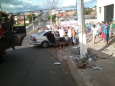 Violência no trânsito: carro arranca poste