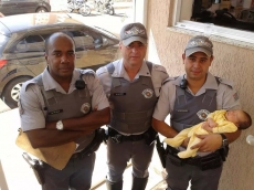 Bebê engasgado é salvo                            pela Polícia Militar
