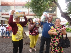 Natal Solidário: famílias recebem as cestas