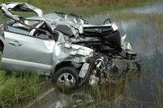 Médica mariliense sofre acidente: carro cai em ribanceira e vai parar em represa