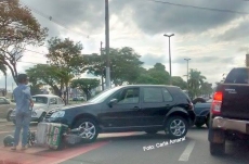 Acidente entre moto e carro    na av. das Esmeraldas