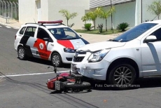 Acidente fere motociclista