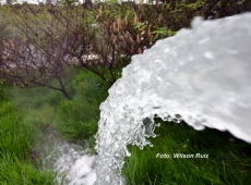 Poços jorram água em Marília     : Cascata e na zona Norte