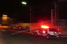 Dupla com pedaços de pau          rouba vítimas 
