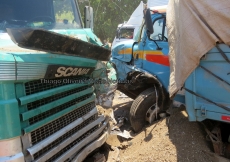 Grave acidente envolve três caminhões em rodovia