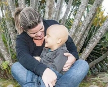 Casal faz campanha para ajudar menino com câncer de fígado