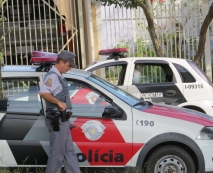 Homem tenta atear fogo em      casa