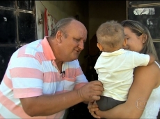 Multa une pai e filha                        que não se viam há 15 anos