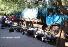 Caminhão danifica 18 motos              após motorista ser fechado
