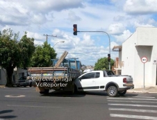 Colisão entre veículos                    no centro da cidade