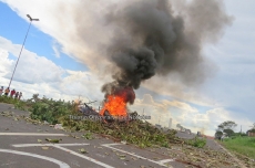 Fim do protesto, sem confronto. Após duas horas SP-294 é liberada