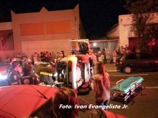 Carro capota em Marília. Morte na rodovia