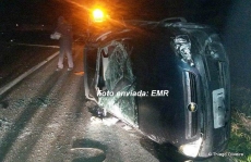 Médico capota carro                            na SP-294. Roda de caminhão pode ter sido motivo de acidente