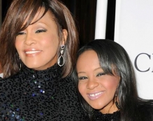 Filha de Whitney Houston          poderá ter aparelhos desligados no mesmo dia da morte da mãe