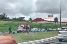 Caminhão e moto colidem           na zona norte