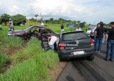 Carros batem: três feridos             na Sanches Cibantos