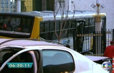 Ônibus invade Templo Salomão