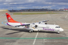 Avião faz pouso de emergência e deixa dezenas de mortos