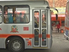 Idoso desequilibra e cai                 em ônibus