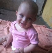 Bebê afogada em balde                            continua internada, em estado estável