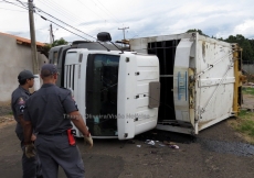 Susto: caminhão de lixo tomba             e deixa feridos em Marília