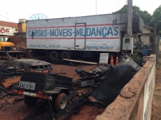 Homem é preso após incendiar               uma casa e dois veículos